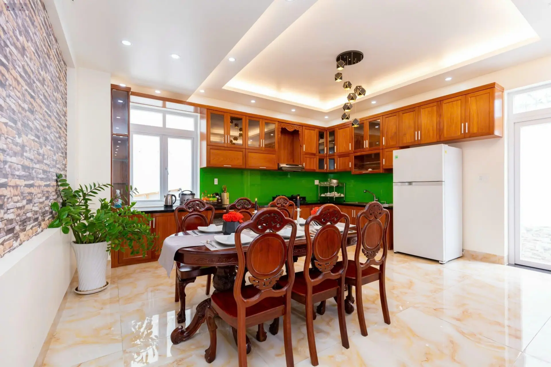 Biệt thự 1 trệt 2 lầu mới gần biển khu Á Châu, đầy đủ nội thất, đang cho thuê 50tr/tháng