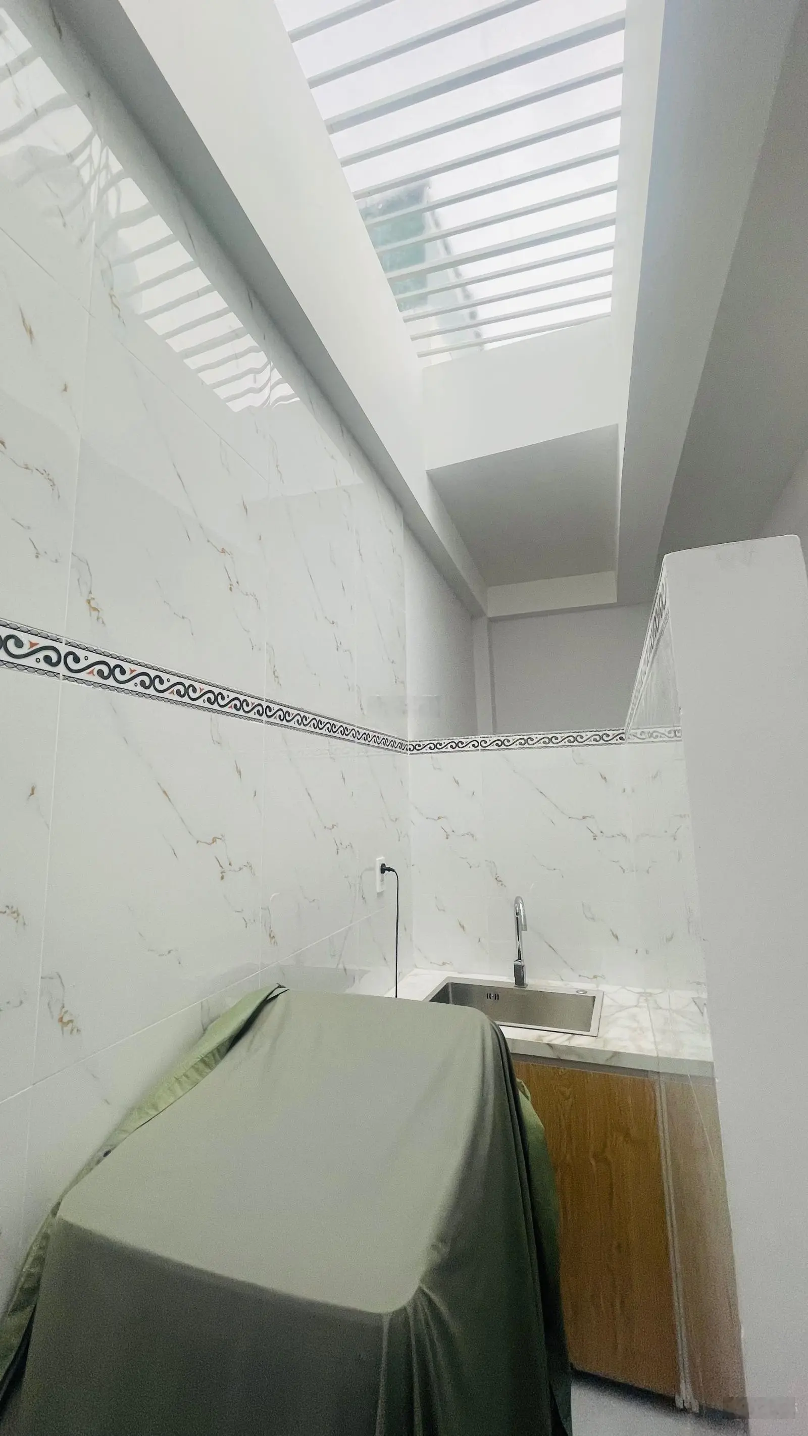 Hạ giá 400 triệu bán nhà mặt tiền đường rộng 13m - vừa ở vừa kinh doanh - cách biển chỉ 3 đi xe