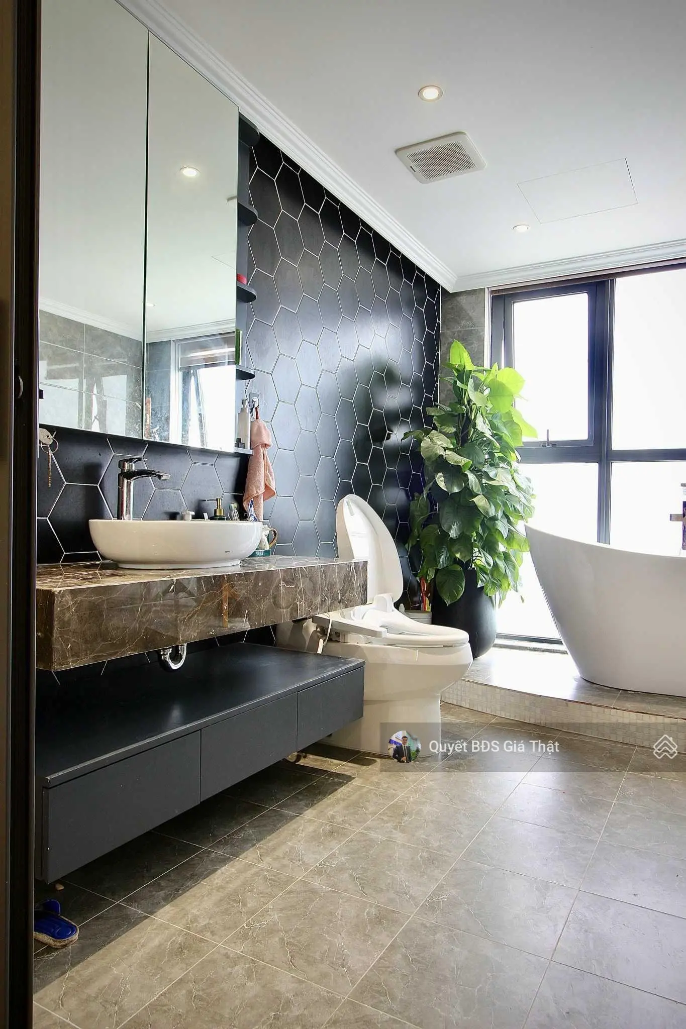 (Giá thật) Chính chủ bán căn 92m2 2PN + 2WC tầng trung BC Đông Nam giá 6.19 tỷ CC Gold Tower