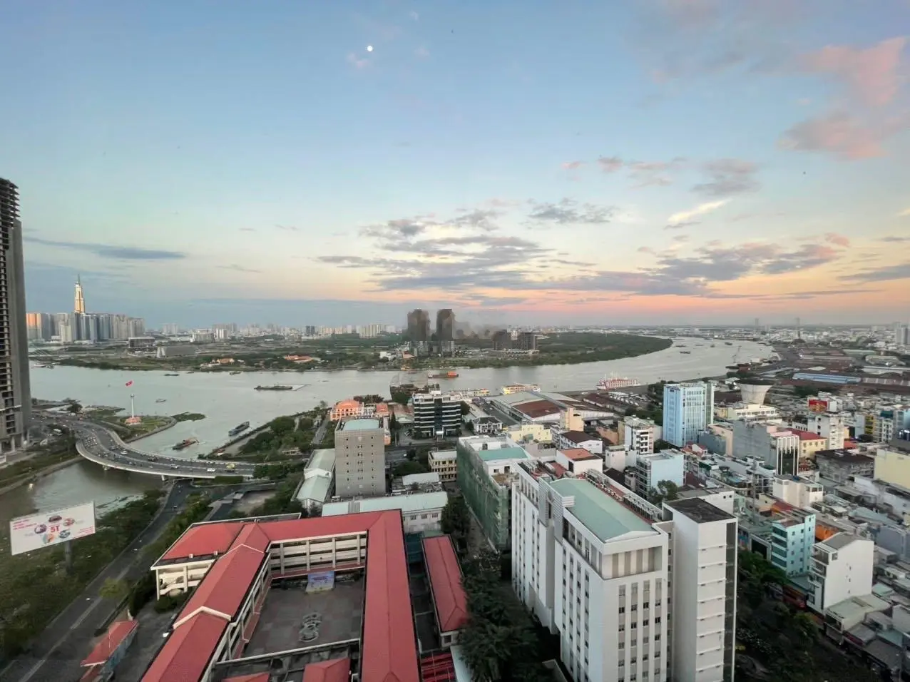 Cần bán lỗ căn góc Saigon Royal 115m2 quận 4 nhà đẹp view Thủ Thiêm. LH: 0909 024 ***