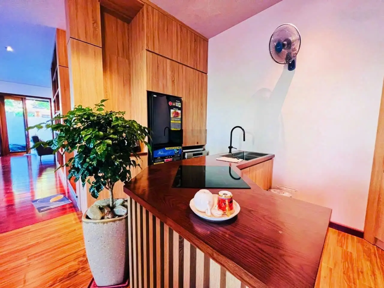 Biệt thự 2 mặt tiền Nguyễn Khánh Toàn, ngang 10m. Cách biển: 500m