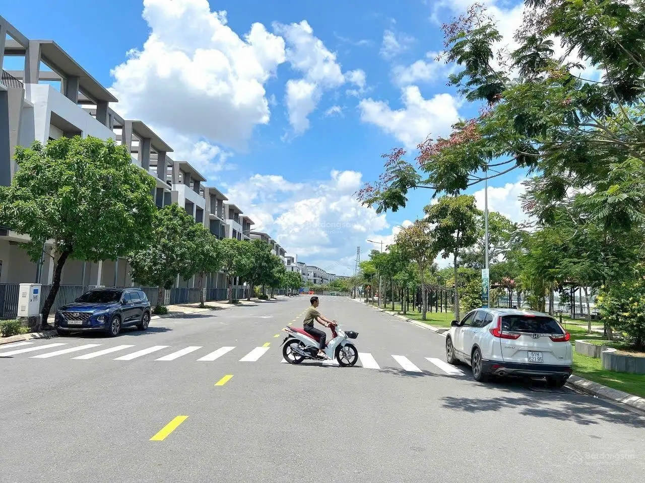Nhà Mặt Tiền Sông, TT Thị trấn BẾN LỨC, có Bến Du Thuyền rộng thoáng, sổ hồng trao tay