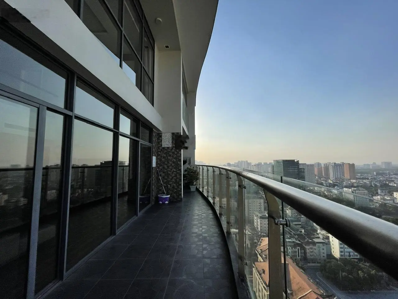 Bán gấp penhouse Tràng An Complex Phùng Chí Kiên: 240m2. 4 ngủ. View Hồ Tây, nhà siêu đẹp. 30 tỷ TL