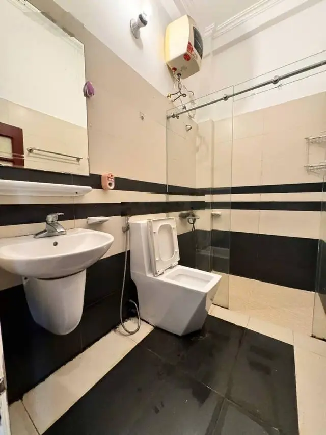 Bán nhà phố Nguyễn Trãi. DT: 57m2 5 tầng. Lô góc. Ô tô nhỏ qua nhà. Dân trí cao. Giá: 11,6 tỷ