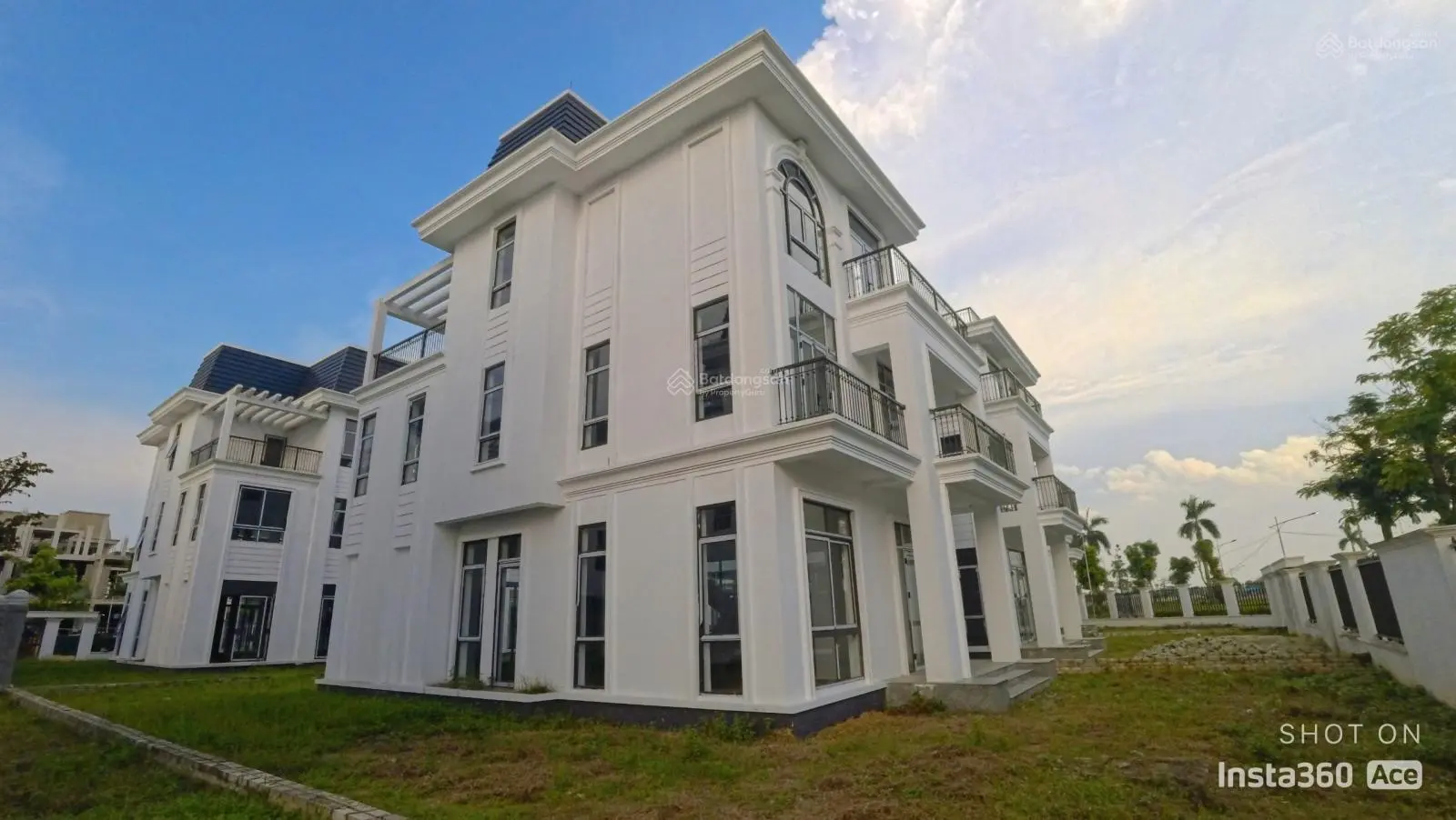 Biệt thự đơn lập duy nhất HUD Mê Linh 375m2 đất, mặt tiền 15m, view công viên lớn, 39 triệu/m² đất