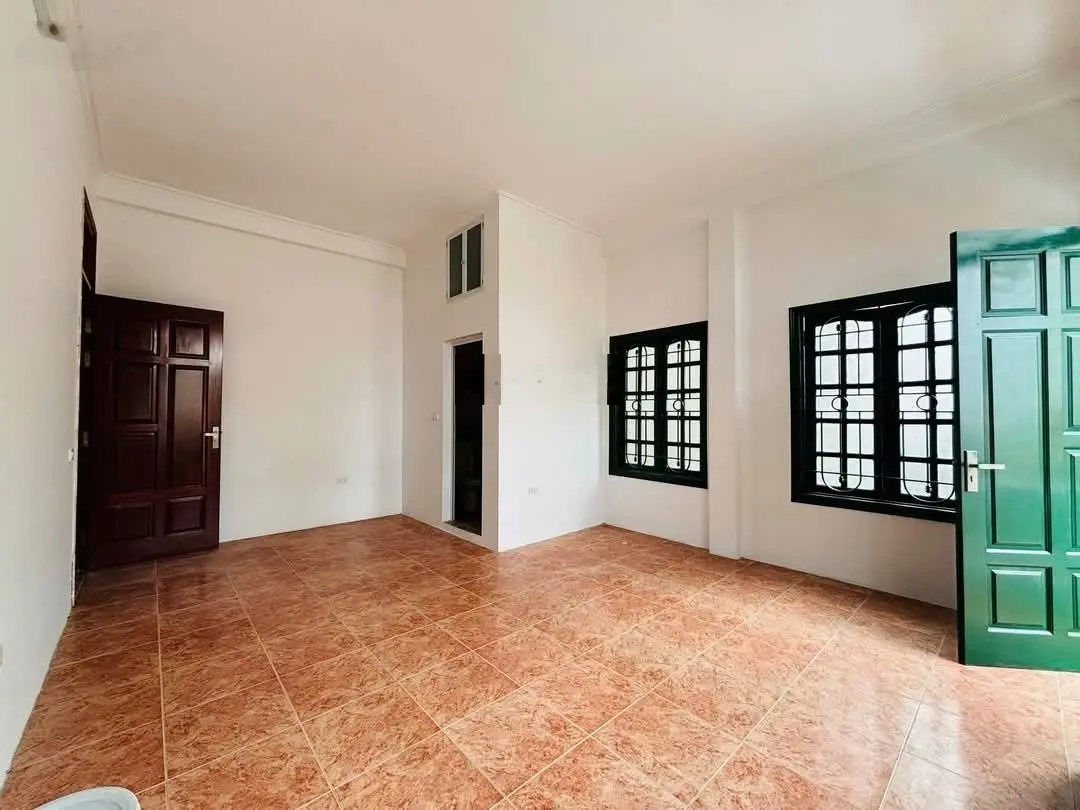 Bán nhà lạc long quân. 60 m2, 5 tầng, mặt tiền khủng, kinh doanh. giá 11.9 tỷ