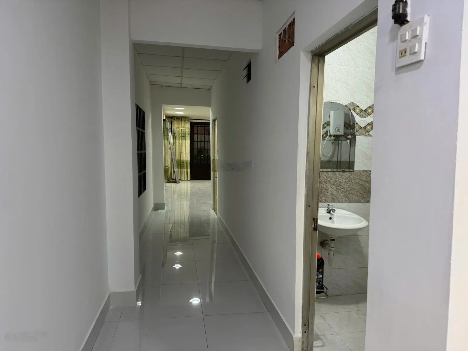 Nhà 2 tầng BTCT đẹp ngay gần Cân Nhơn Hòa, Vạn Phúc, SHR hoàn công, chỉ hơn 4 tỷ
