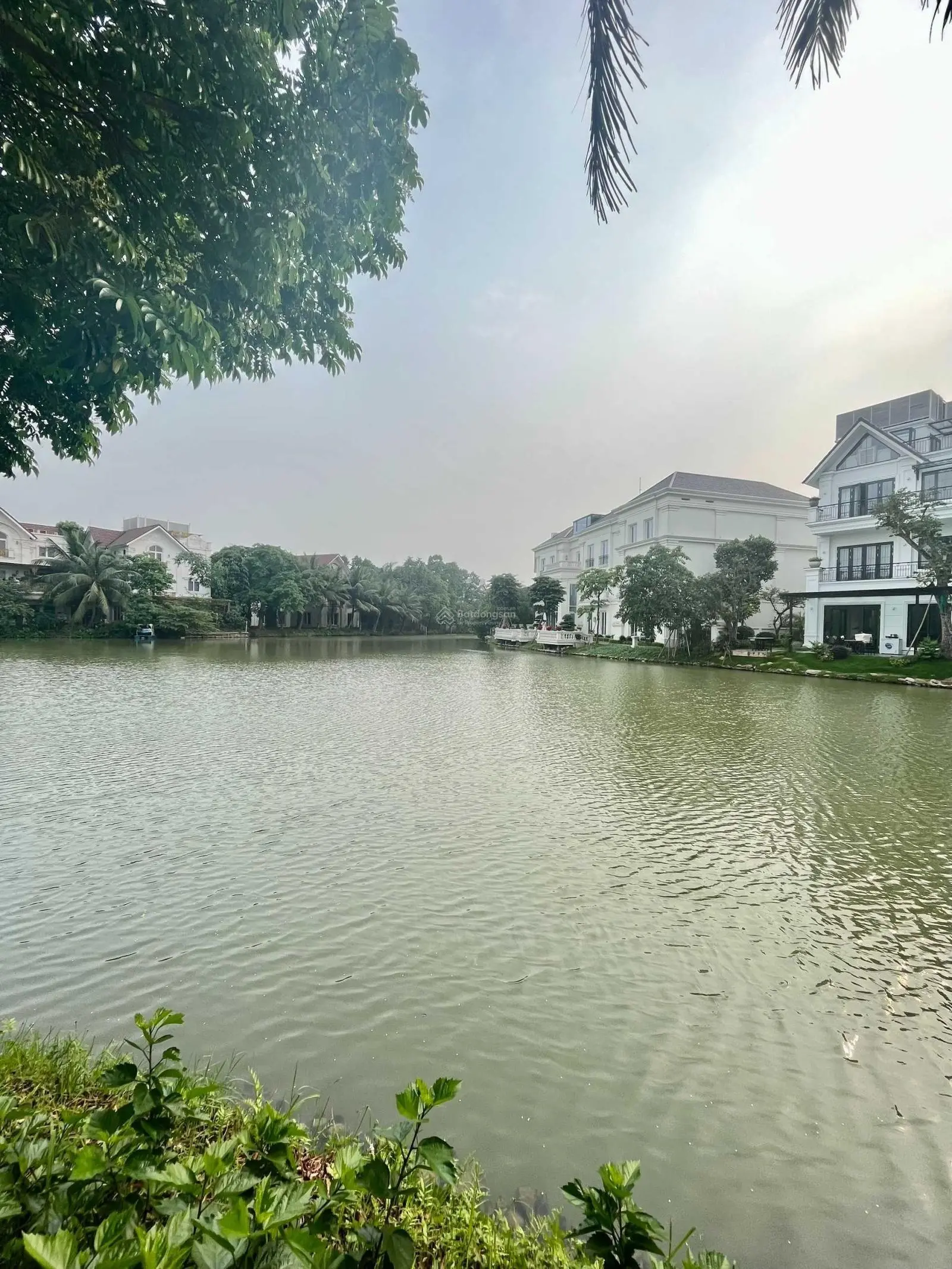 Bán lô góc Bằng Lăng 12-01, khu vip 648m2, đất vuông, hoàn thiện 150 tỷ, sông đẹp nhất Vinhomes
