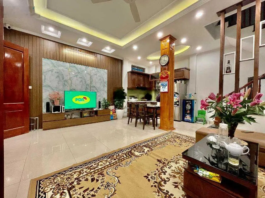 Bán nhà đẹp Nam Đồng, ô tô gần, an sinh đỉnh, nhà đẹp nội thất xịn, ở + cho thuê, 45m2 chỉ 6.3 tỷ