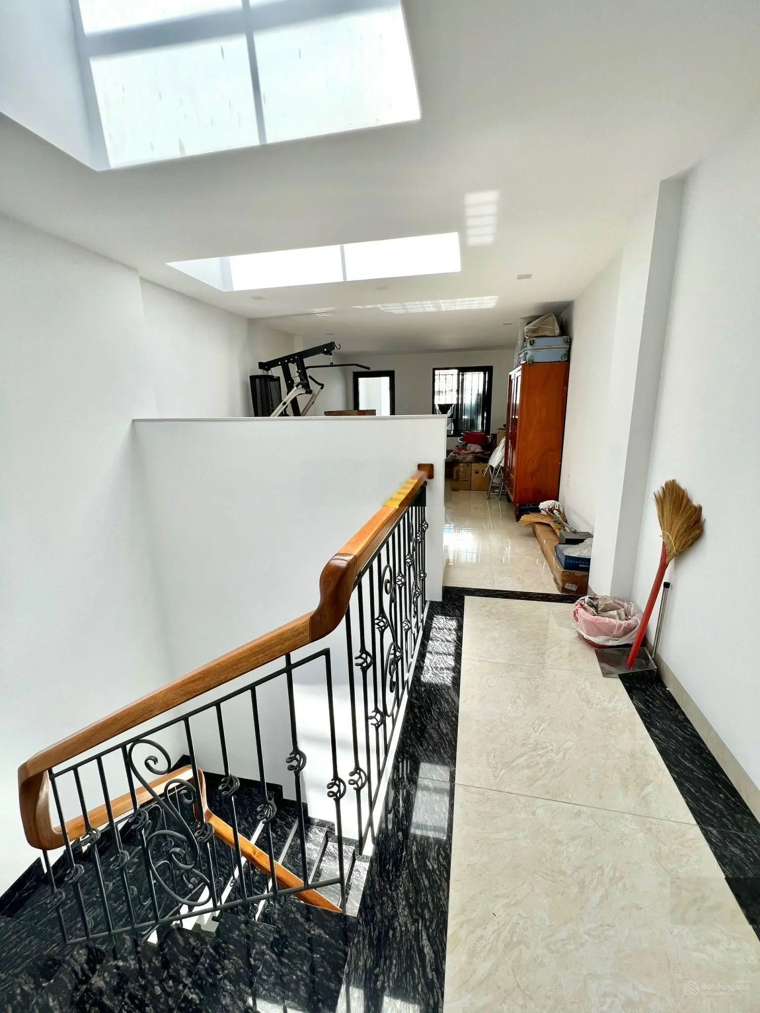 Bán nhà 4 tầng mặt tiền đường Hồng Bàng nội thất đẹp, có thang máy