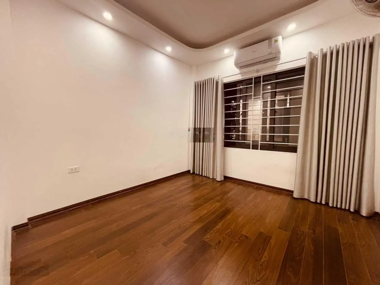 Bán biệt thự BT7 mặt phố Bùi Thiện Ngộ, KĐT Việt Hưng, DT 184m2 nhà 4 tầng đẹp KD tốt, giá 34 tỷ