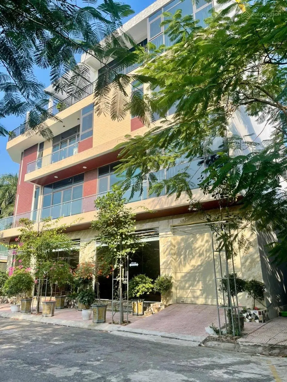 Bán gấp căn nhà 2 mặt phố KĐT Dabaco Từ Sơn giá 19 tỷ. LH 0983 668 ***