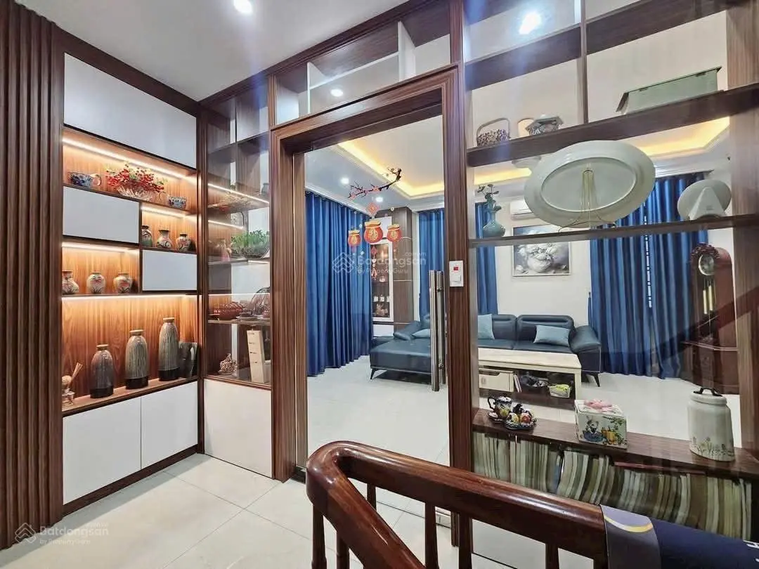Nhỉnh 12 Tỷ Nhà 6 Tầng Oto vào nhà, Cách Phố 1 Nhà, Lô góc, Trung Tâm Cầu Giấy