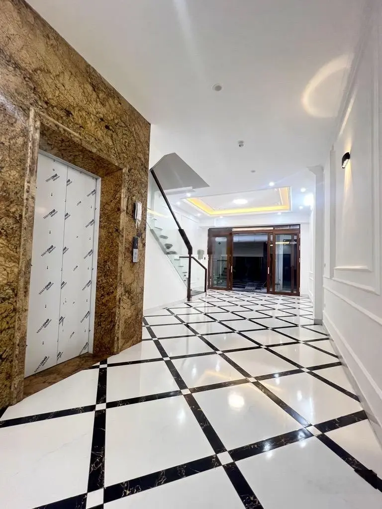Trung tâm thanh trì - sau một nhà oto tải tránh - ôtô đỗ cửa - nhà mới thiết kế hiện đại 6 tầng