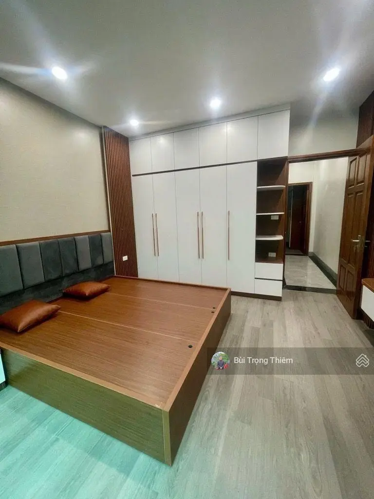 Bán nhà dân xây hơn 40m2 ở Phố Trạm, Long Biên, cách Ô tô tránh 15m, giá đẹp