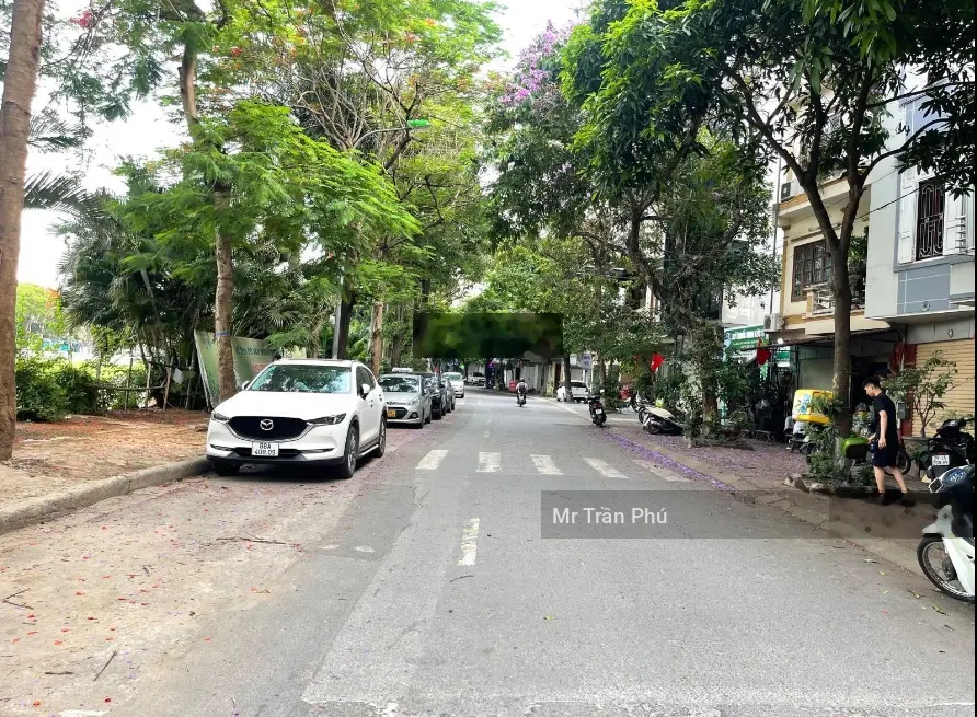 Bán nhà mặt phố Nguyễn Đình Hoàn, chỉ hơn 20 tỷ: 106m2 - 5T - vỉa hè rộng - ô tô dừng đỗ 2 chiều