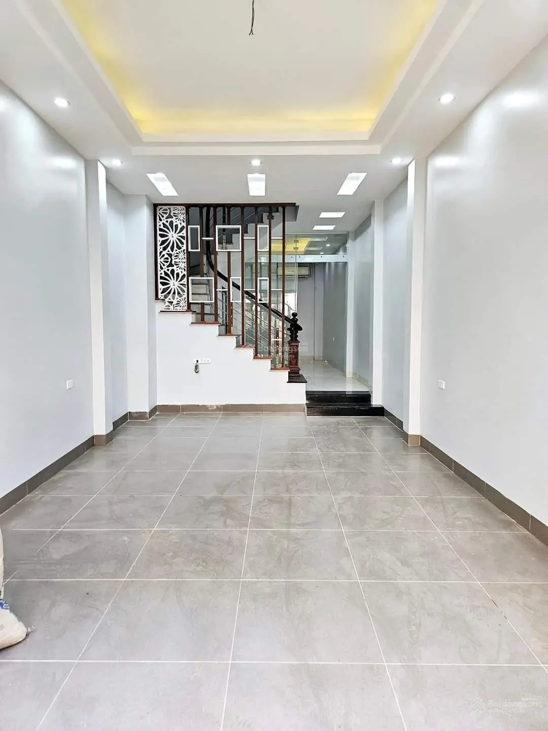 Bán nhà gần Ciputra, Tây Hồ. DT 60m2 x 8T, MT 4m. Ô tô 5 chỗ vào nhà, đường ô tô tránh. Kinh doanh
