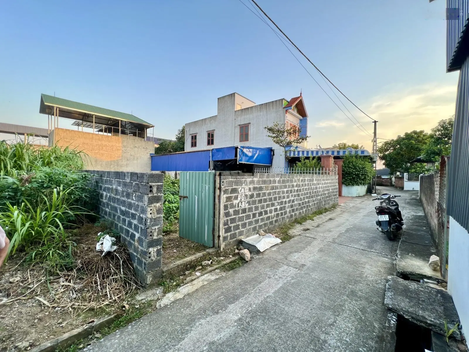 Lô đất S= 104,9m2 vuông vắn, gần ngay đường TL412B. Cách trường học, chợ cóc 100m. Sẵn sổ hồng