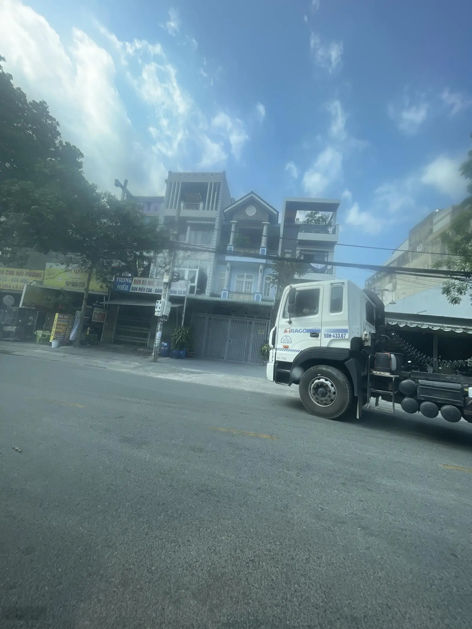 Cần bán nhà mặt tiền kinh doanh 1 trệt 3 lầu khu dân cư đông tp dĩ an diện tích: 100m