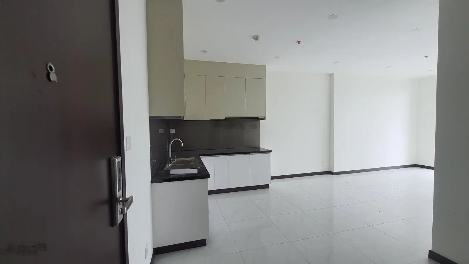 Căn hộ C Sky view tầng trung view Sài gòn 2PN 80m2 giá 2 tỷ 100. Sổ sẵn công chứng sang tên ngay