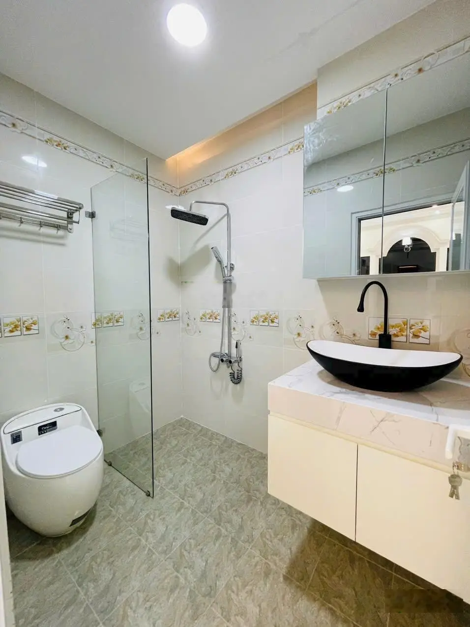 Nhà cạnh Phú Mỹ Hưng Quận 7 gần 80m2 5 tầng 8 tỷ nhỉnh full nội thất cho thuê 35tr/tháng