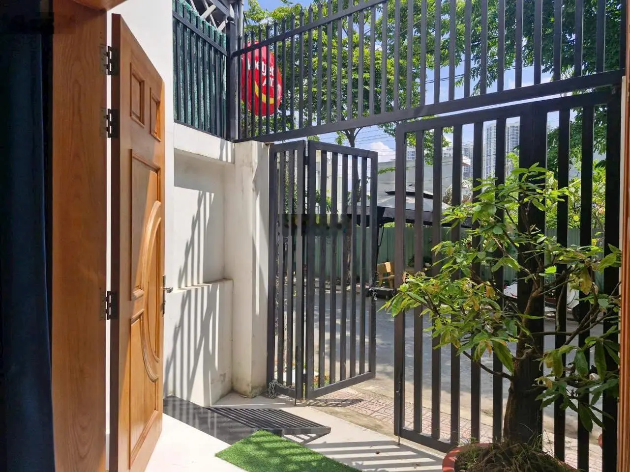 Nhà 1 trệt 2 lầu, 1 sẹc đường Nguyễn Xiển sát Vinhomes Quận 9 giá 5,6 tỷ/66m2