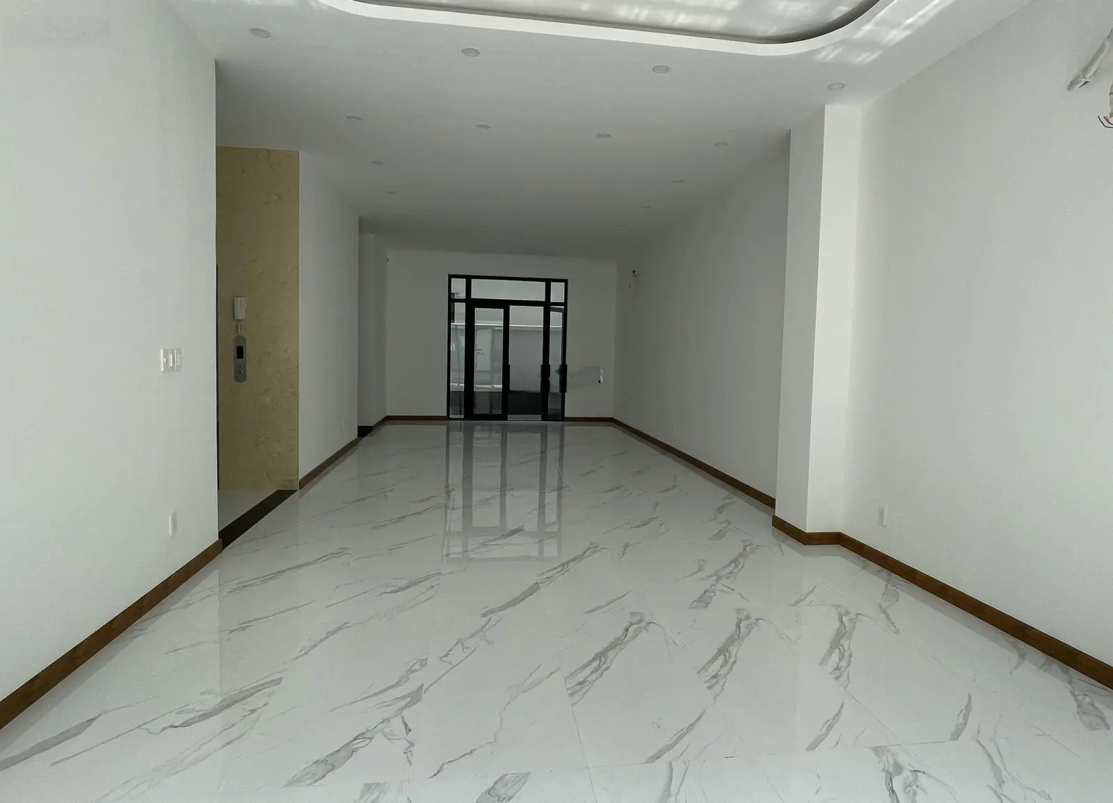 Bán căn nhà phố hoàn thiện cơ bản, sẵn hợp đồng thuê chỉ 17 tỷ, có sổ hồng tại Vinhomes Grand Park
