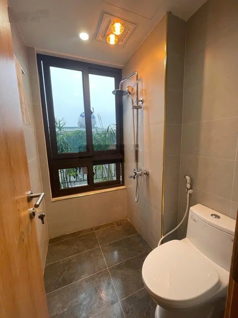Bán nhà đẹp như truyện cổ tích 35m 6t 7,8 tỷ phố trạm long biên