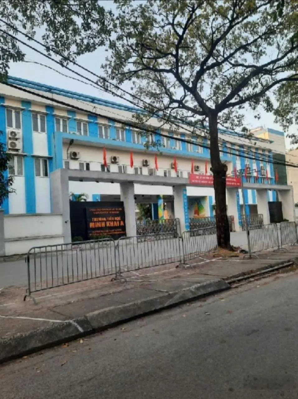Bán nhà cầu diễn _ 2 thoáng ngõ thông ô tô qua _ kinh doanh nhỏ , ở sướng. dt : 60m giá 8.8 tỷ