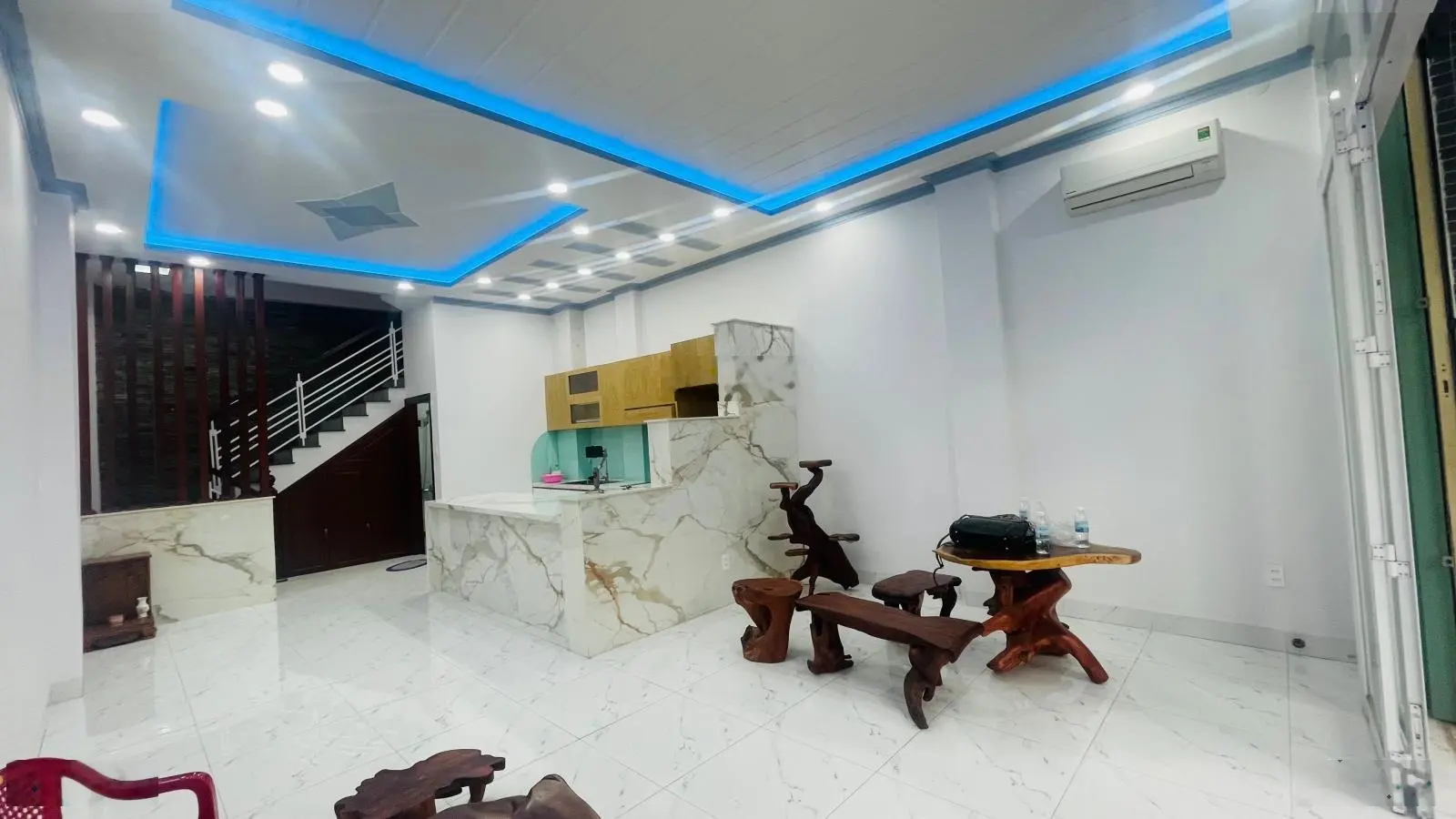Hạ giá 400 triệu bán nhà mặt tiền đường rộng 13m - vừa ở vừa kinh doanh - cách biển chỉ 3 đi xe