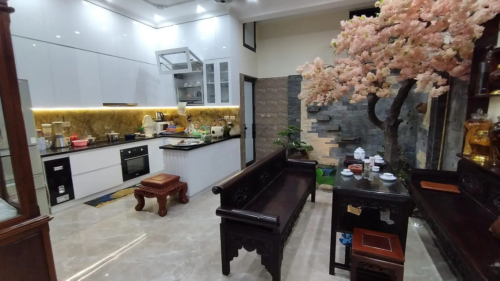Chính chủ bán nhà mặt phố Lạc Long Quân 118m2 4T kinh doanh sầm uất giá 23 tỷ