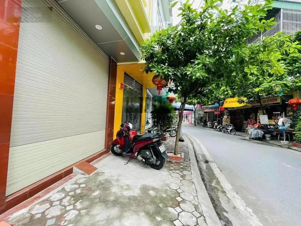 Nhà ngộp. Căn góc 2 mặt tiền ngay Quốc Hương, mặt tiền KD rộng 18m sẵn HD thuê hướng ĐN giá 20.Xtỷ