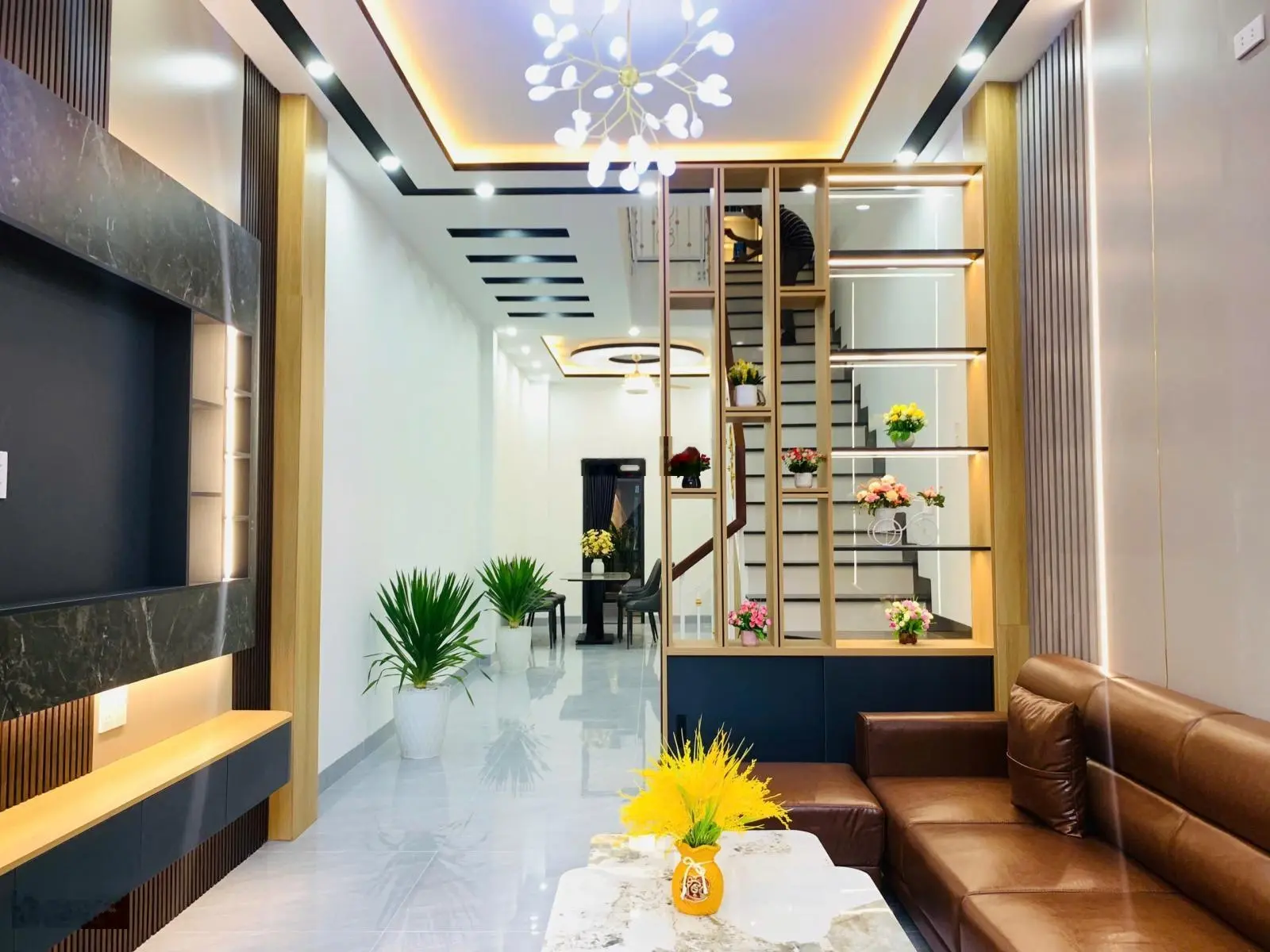 Nhà mới 3 tầng đối diện chợ Hòa Khánh, gần ĐH Bách Khoa. Full nội thất xịn xò, giá tốt