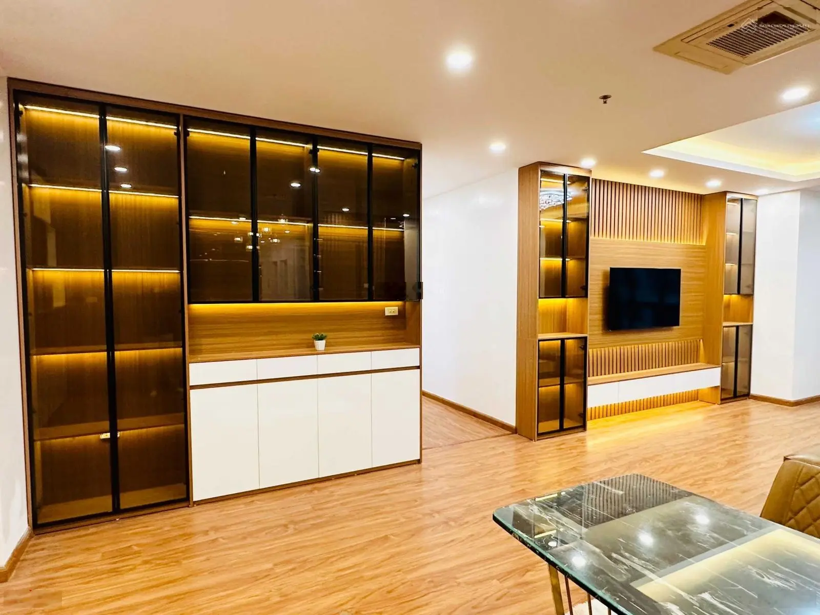 Tôi cần bán căn hộ 122m2 ở Imperia Garden Nguyễn Huy Tưởng full nội thất tầng trung giá 8 tỷ