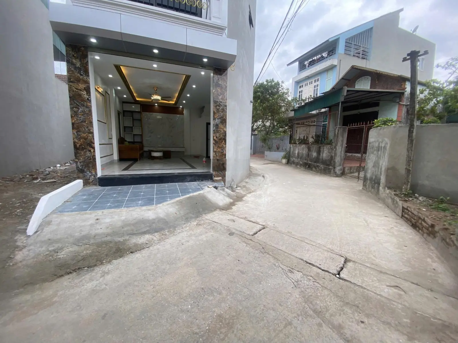 Nhà độc lập 4t*40m2.mặt ngõ có thể kd.sân chơi siêu rộng trước nhà,ô tô đỗ ngày đêm.ở khutrung tâm