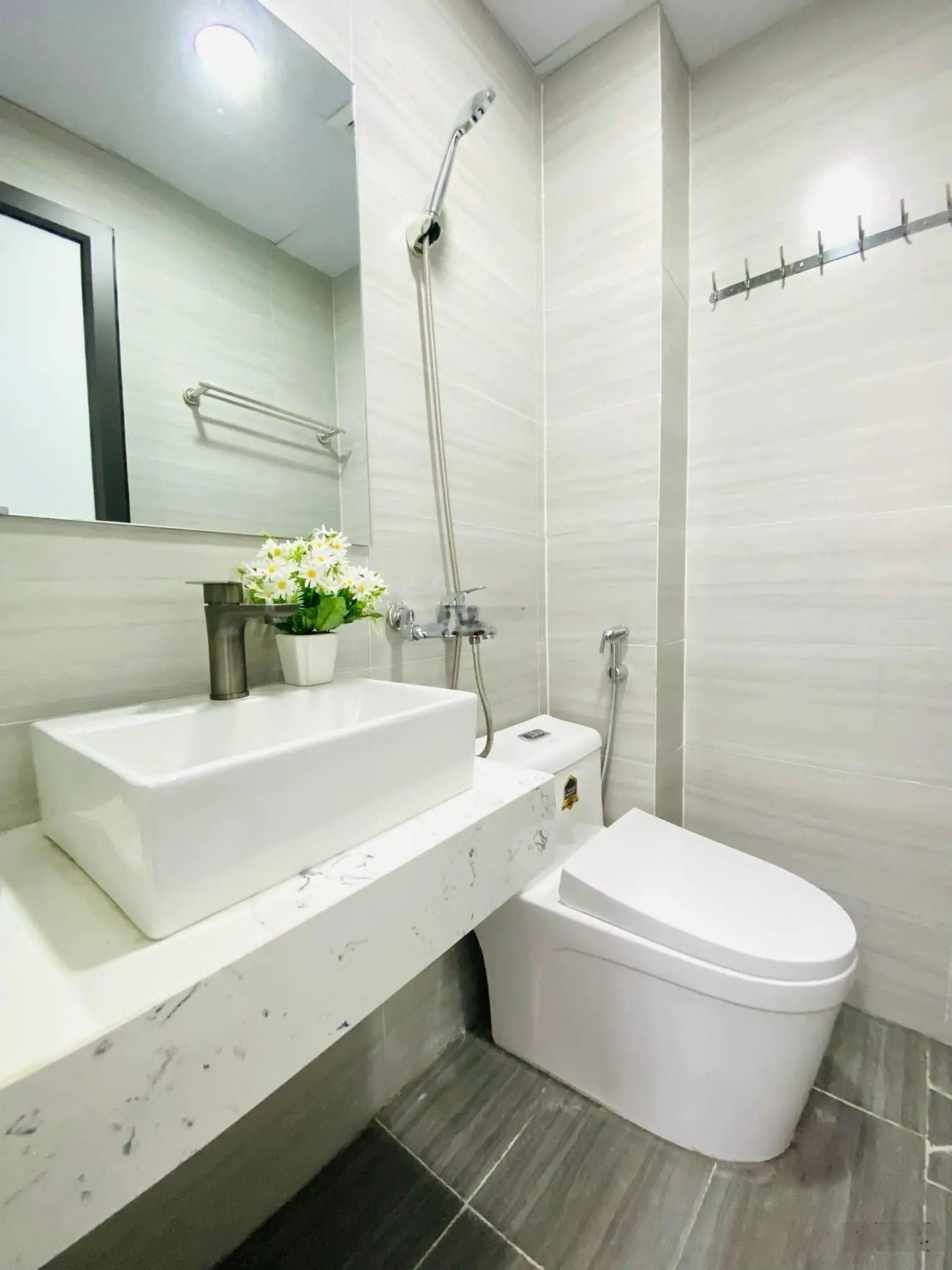 Giáp Trịnh Công Sơn, Tây Hồ - Nhà 50m2 x 4 Tầng, 1 nhà ra phố, Ô tô, ngõ nông, thoáng. Chỉ 9.5 Tỷ.