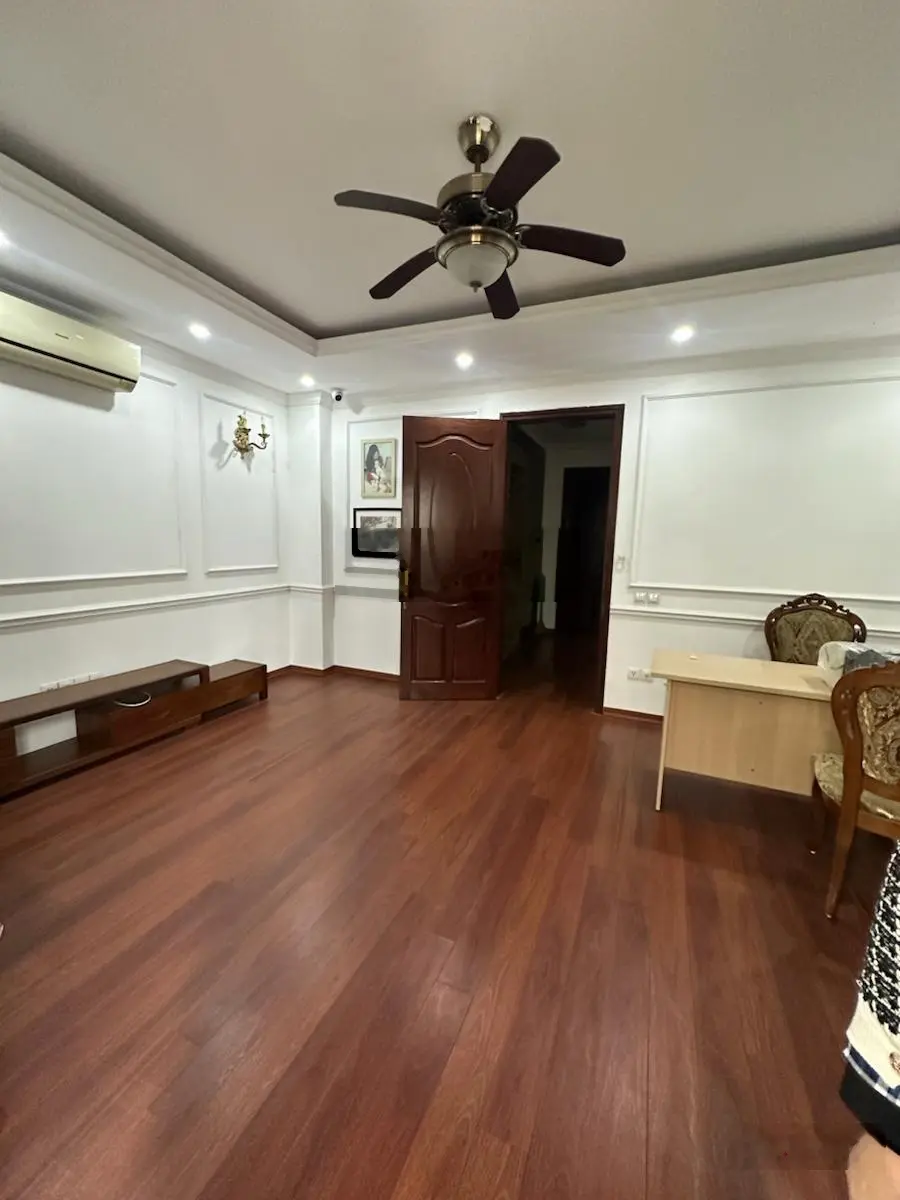 Hoàng ngân khu vip, nhà dân xây kiên cố, ful nội thất xịn sò, 52m*5t* giá 12.7 tỷ ôtô đỗ cửa.