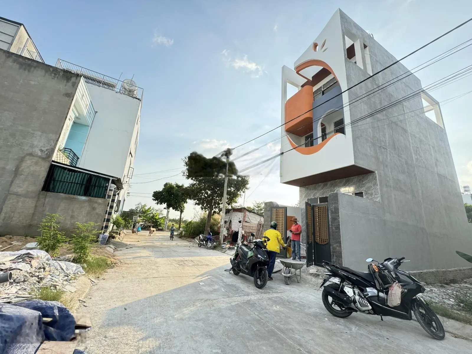 Bán gấp nhà đẹp đối diện chợ Long Phước - cách Vinhomes 3km