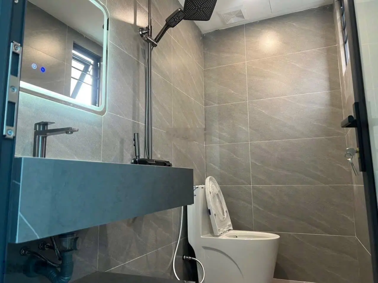 Bán Nhà 3 Tầng Ô Góc Sau Sân Vận Động Hà Lầm,DT:59m2 Oto Đỗ Cửa !!!