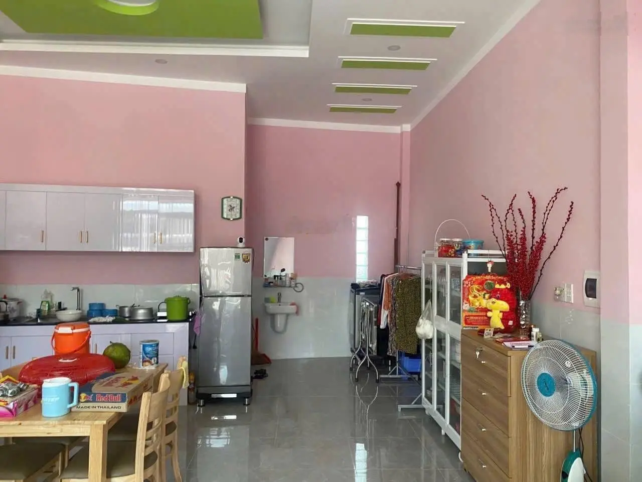 Bán nhà 1 trệt 1 lầu (DT: 65m2) sổ riêng thổ cư 100% đường oto. Ngay UBND Tân Vạn. Giá chỉ 2,550 tỷ