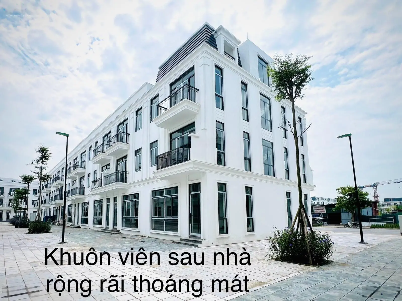 Căn nhà vườn liền kề 135m2, mặt đường 24m, đi 50m là đến công viên TP 20 hecta, chỉ 6x triệu/m2.