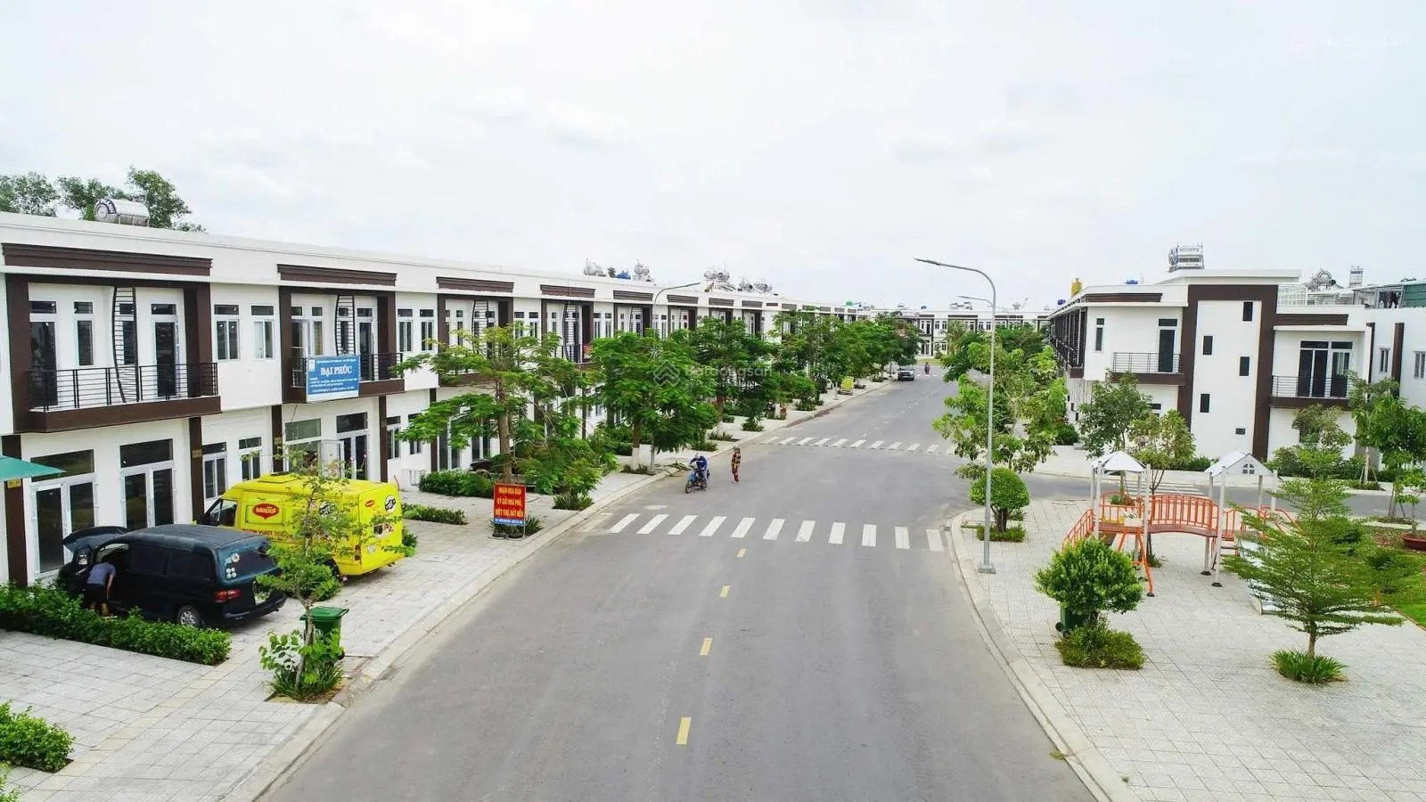 Ngân hàng cho vay 80% (4m x 17m). Sổ hồng riêng. Nhà đối diện công viên