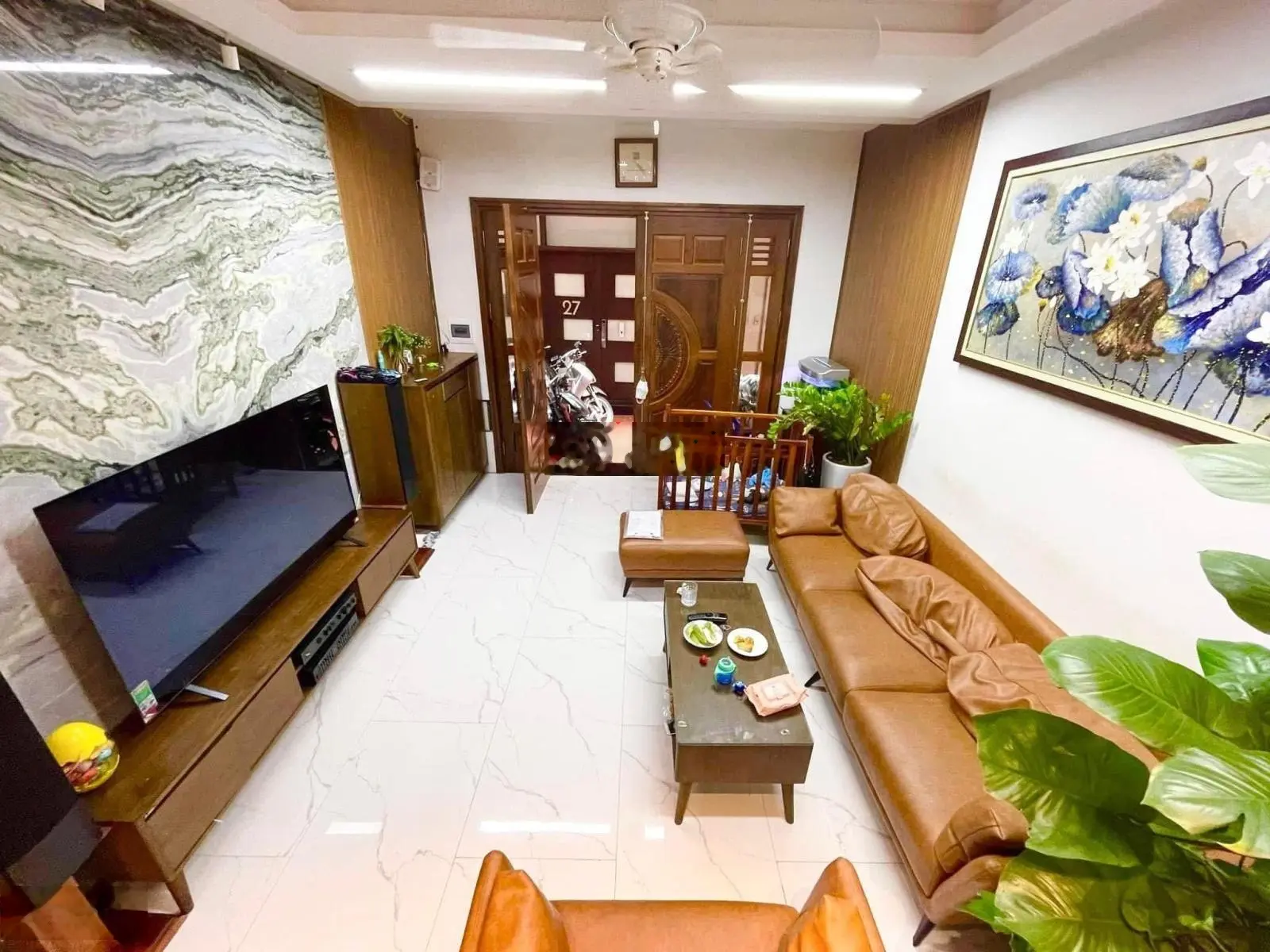 Bán nhà Hoàng Hoa Thám DT: 43m2 - 5 tầng giá: 9,35 tỷ. Trung tâm Ba Đình dân trí cao full nội thất