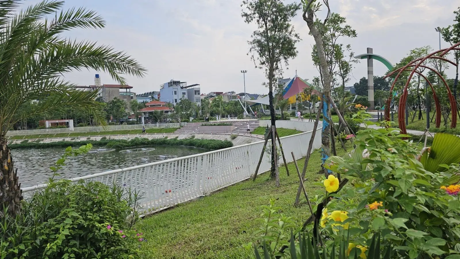 Em đang có căn 89.5m2(2pn + 2vs) - tầng trung - mua trực tiếp CĐT - giá rẻ hơn gần 200 triệu