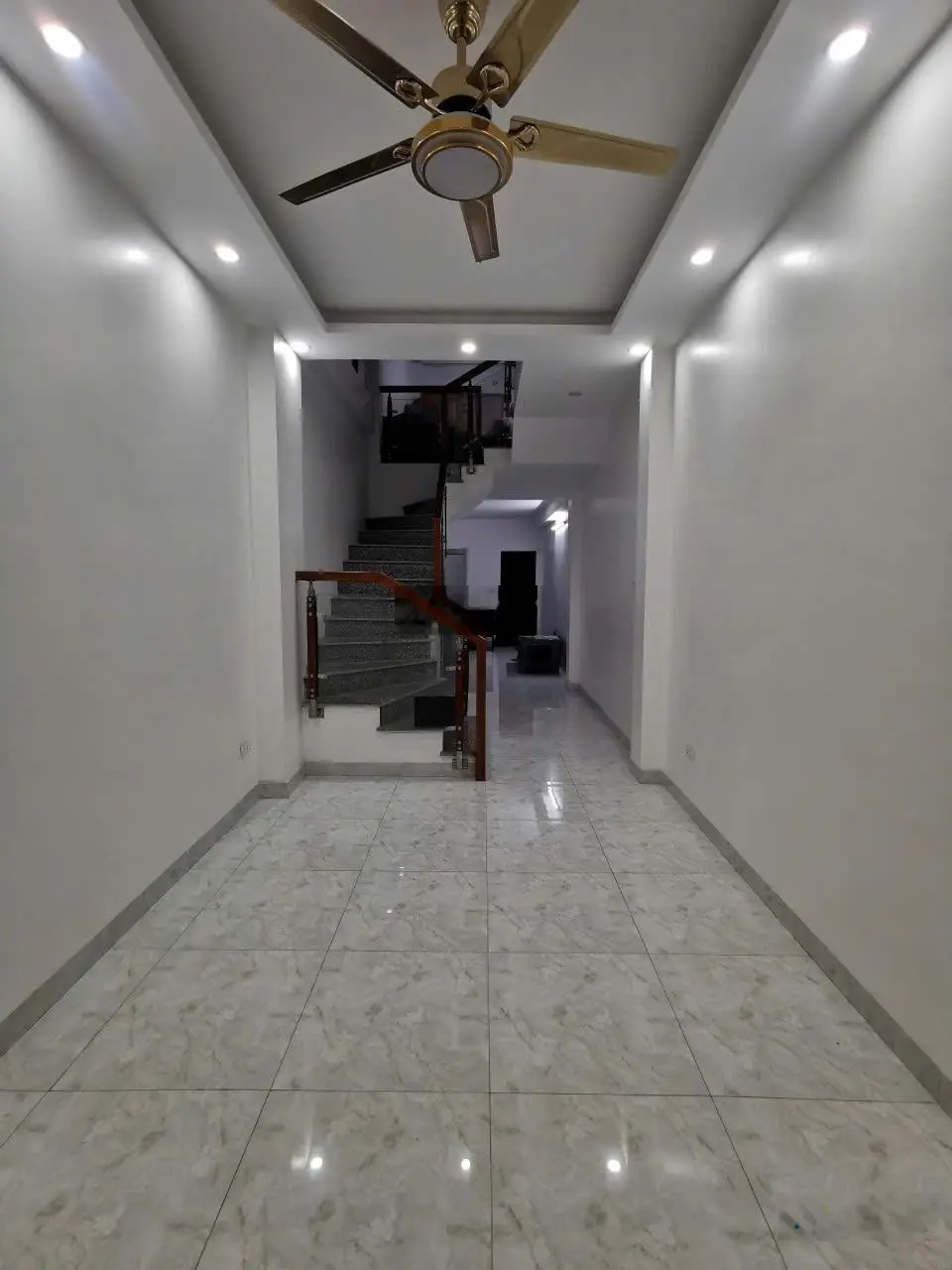 Cần bán nhà gấp gần Vinhomes Thăng Long, cách oto tránh 10m, 46m2, 3 tỷ 45
