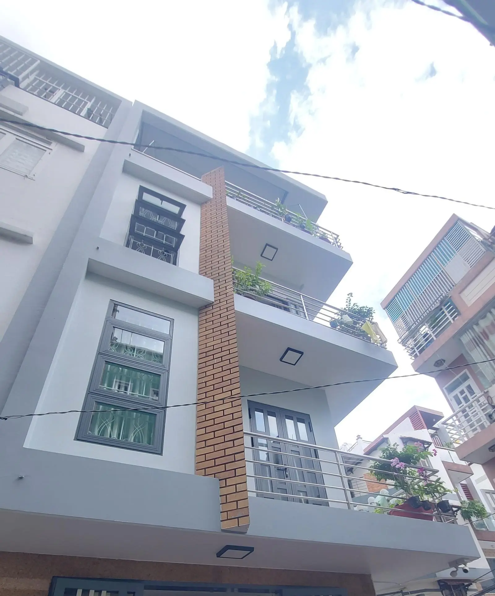 Bán nhà mới căn góc 2 mặt tiền 3 phòng ngủ xe hơi quận 4