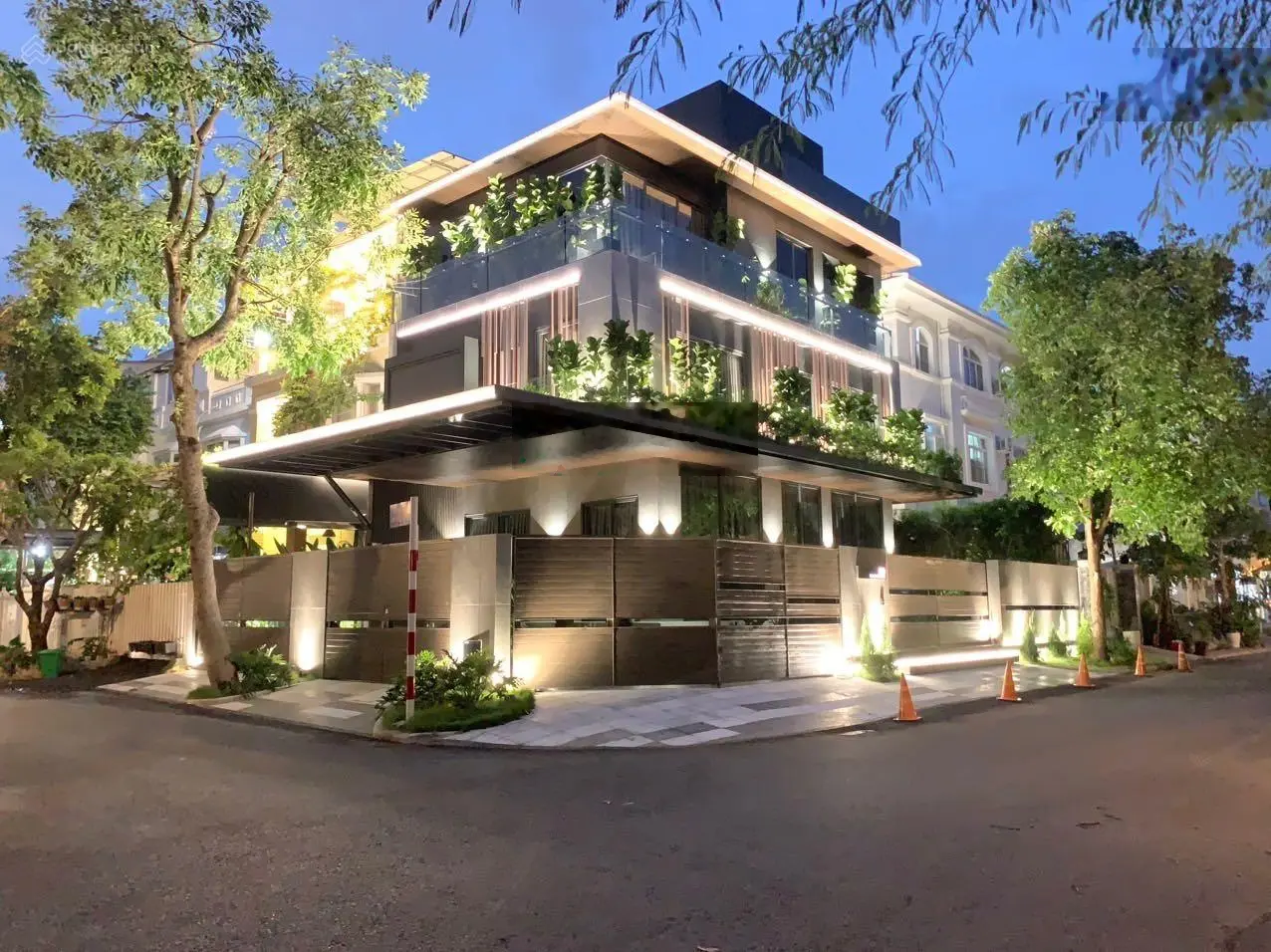 Bán căn biệt thự góc 2 mặt tiền khu cảnh đồi trung tâm Phú Mỹ Hưng nhà mới 100% cạnh bến du thuyền