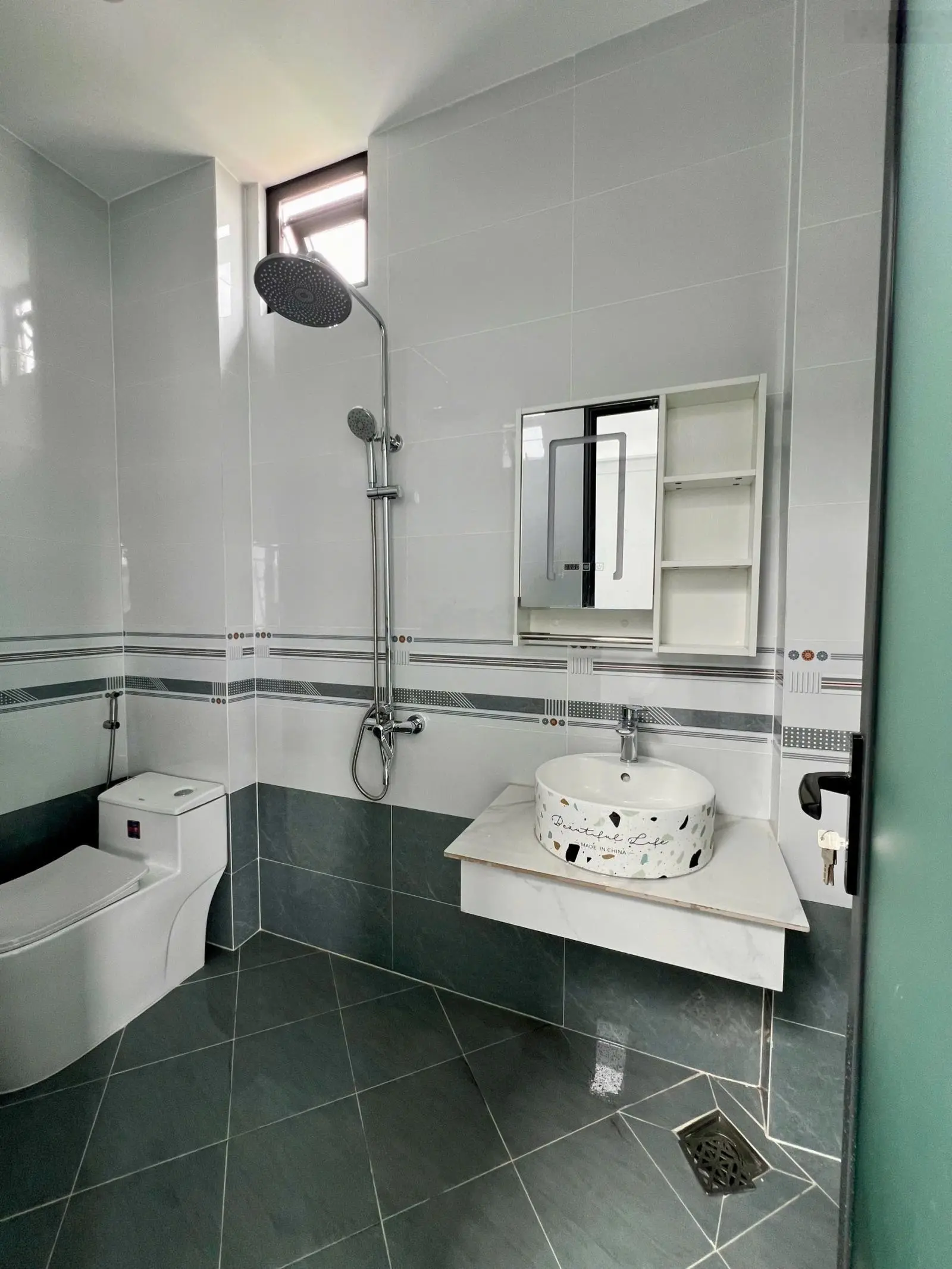 Bán nhà đẹp 3 tầng mới toanh , dt 66m, sản 180m phường Long Trường Quận 9