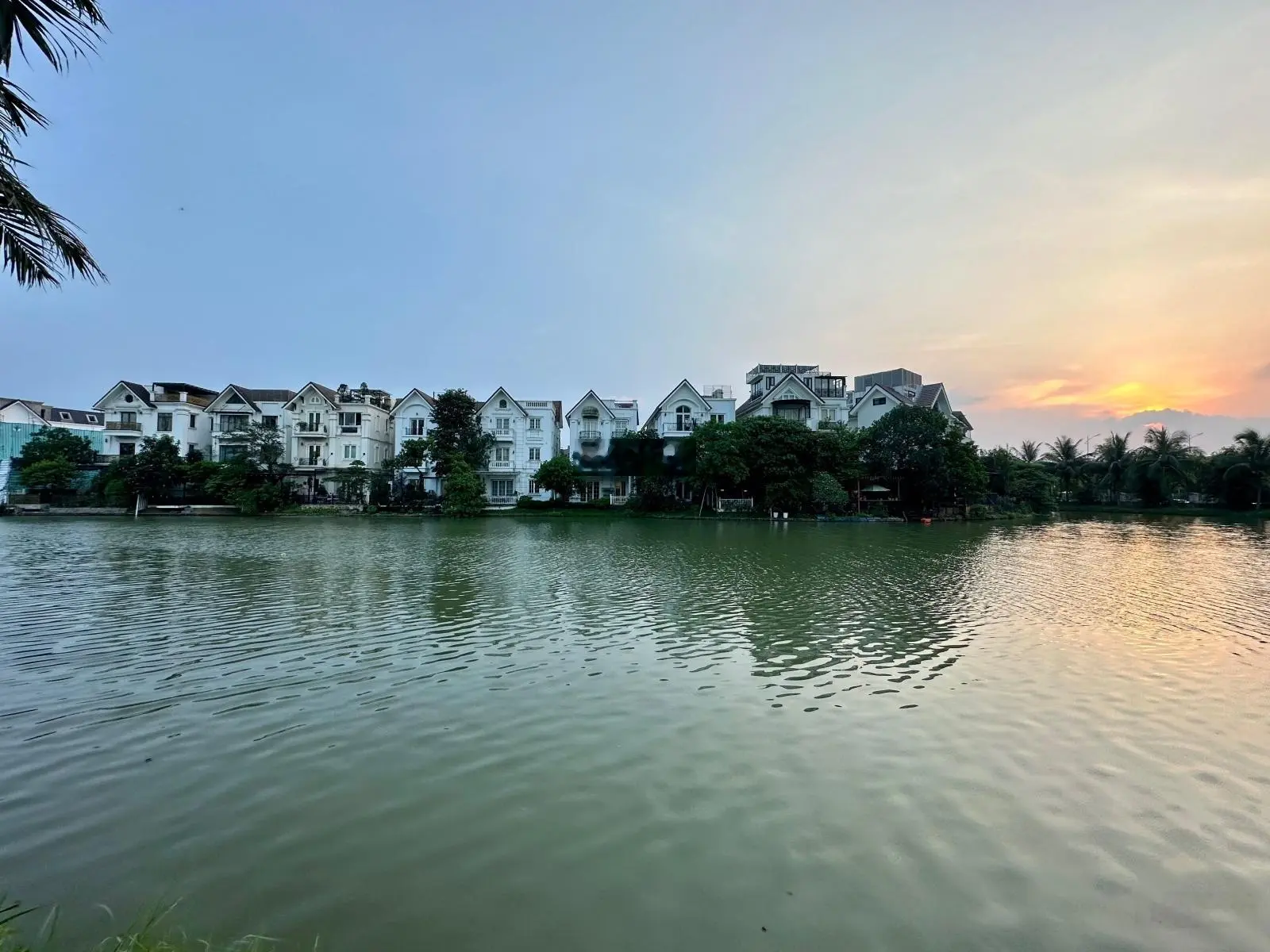 Bán biệt thự Bằng Lăng 3-07 250m2. Xây: 120m2, Hoàn thiện đẹp, view sông rộng như hồ, giá: 77 tỷ
