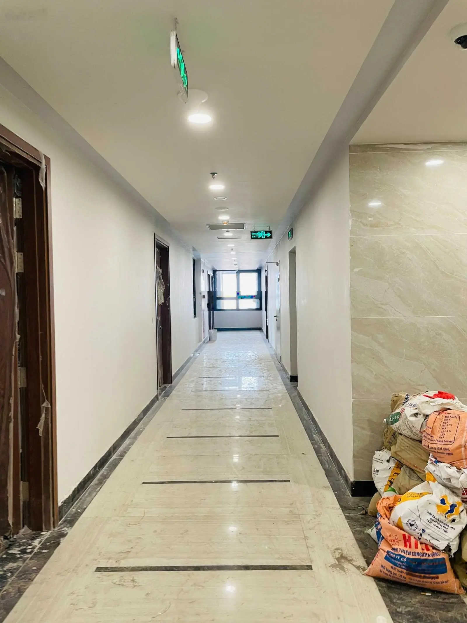 Bán căn hộ 150m2 4 phòng ngủ rộng tầng 24 ban công Tây Nam nhìn ra Hoàng Đạo Thúy